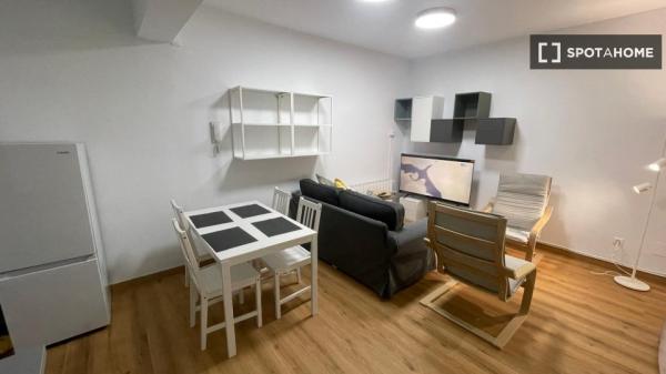 Apartamento de 4 dormitorios en alquiler en Ciutat Vella, Valencia.