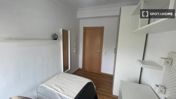 Apartamento de 4 dormitorios en alquiler en Ciutat Vella, Valencia.