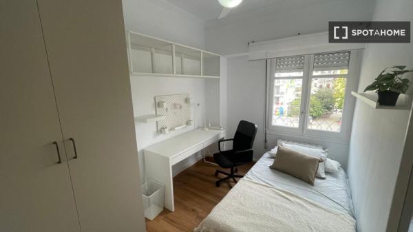 Apartamento de 4 dormitorios en alquiler en Ciutat Vella, Valencia.