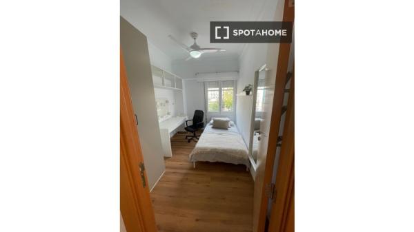 Apartamento de 4 dormitorios en alquiler en Ciutat Vella, Valencia.