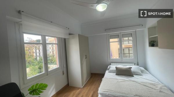 Apartamento de 4 dormitorios en alquiler en Ciutat Vella, Valencia.