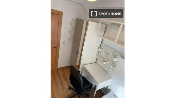 Apartamento de 4 dormitorios en alquiler en Ciutat Vella, Valencia.