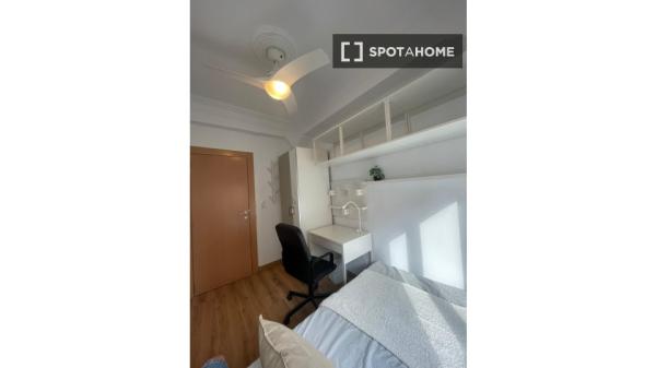 Apartamento de 4 dormitorios en alquiler en Ciutat Vella, Valencia.