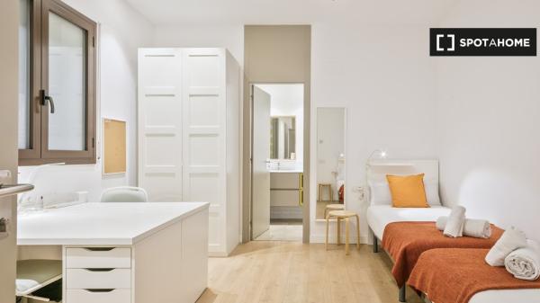 Se alquila habitación en piso de 3 habitaciones en Barcelona