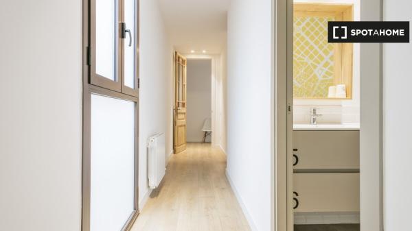 Se alquila habitación en piso de 6 habitaciones en Barcelona