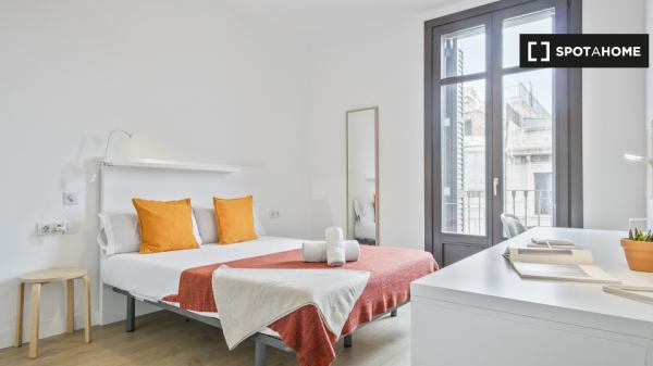 Aluga-se quarto num apartamento de 6 quartos em Barcelona