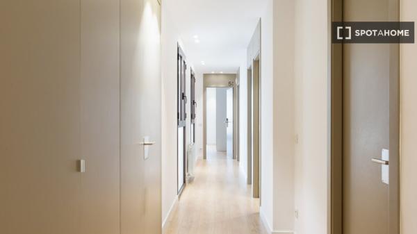 Se alquila habitación en piso de 5 habitaciones en Barcelona