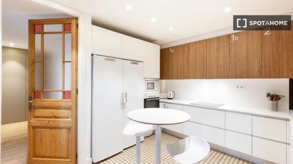 Se alquila habitación en piso de 5 habitaciones en Barcelona