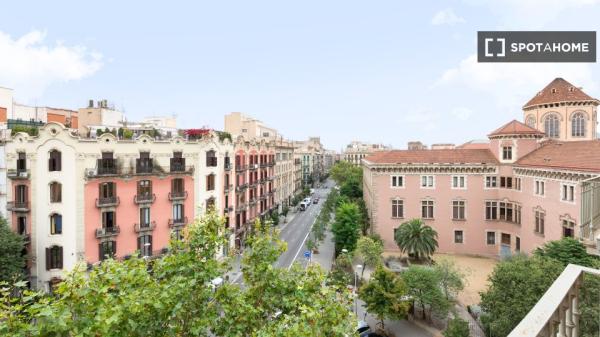 Stanza in affitto in un appartamento con 5 camere da letto a Barcellona