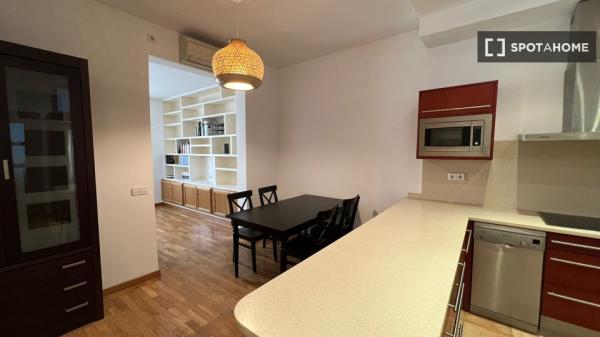 Apartamento de 2 dormitorios en alquiler en Sol, Madrid