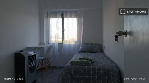 Quarto para alugar em apartamento de 2 quartos em Alicante