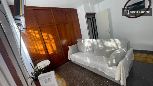 Se alquila habitación en piso de 3 dormitorios en Alicante, Alicante