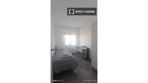 Quarto para alugar em apartamento de 2 quartos em Alicante