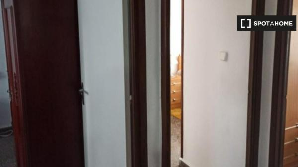 Se alquila habitación en piso de 3 dormitorios en Alicante, Alicante