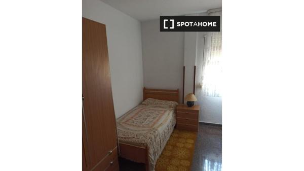 Room for rent in 3-bedroom apartment in Alicante, Alicante