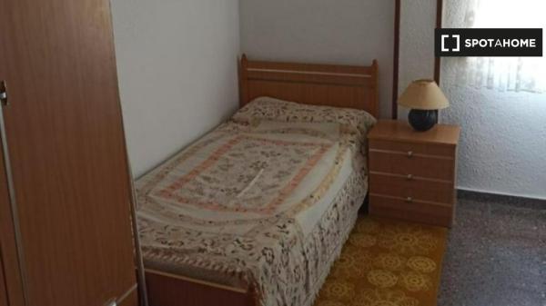 Room for rent in 3-bedroom apartment in Alicante, Alicante