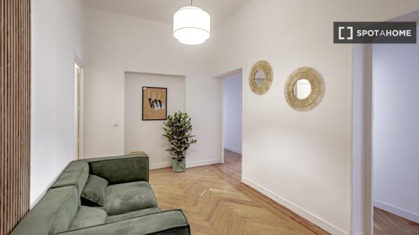 Room for rent in 8-bedroom apartment in Salamanca, Lisbon