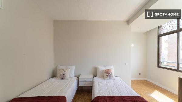 Quarto para alugar em apartamento de 5 quartos em Lisboa