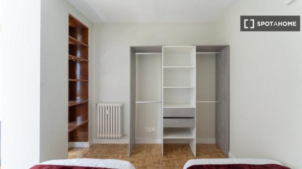 Quarto para alugar em apartamento de 5 quartos em Lisboa