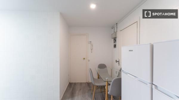 Se alquila habitación en apartamento de 5 dormitorios en Lisboa