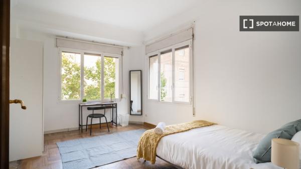 Chambre à louer dans un appartement de 11 chambres à Argüelles, Lisbonne