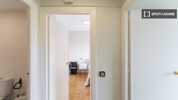 Quarto para alugar em apartamento de 5 quartos em Lisboa