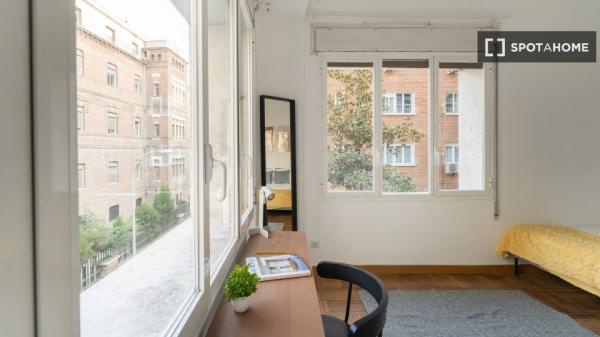 Chambre à louer dans un appartement de 11 chambres à Argüelles, Lisbonne