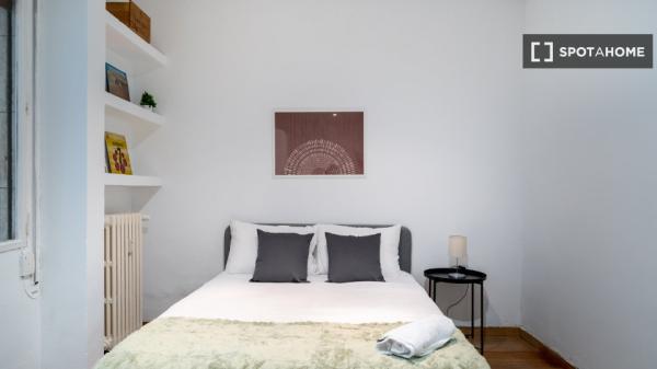 Room for rent in 11-bedroom apartment in Argüelles, Lisbon