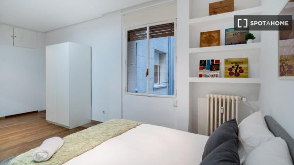 Room for rent in 11-bedroom apartment in Argüelles, Lisbon