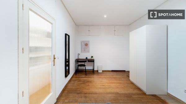 Room for rent in 11-bedroom apartment in Argüelles, Lisbon