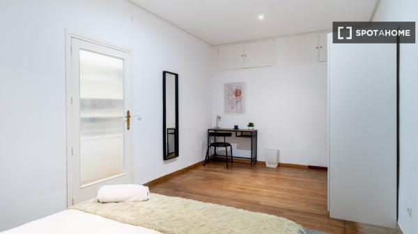 Room for rent in 11-bedroom apartment in Argüelles, Lisbon