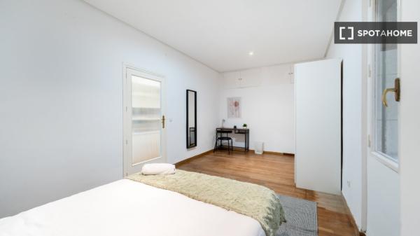 Room for rent in 11-bedroom apartment in Argüelles, Lisbon