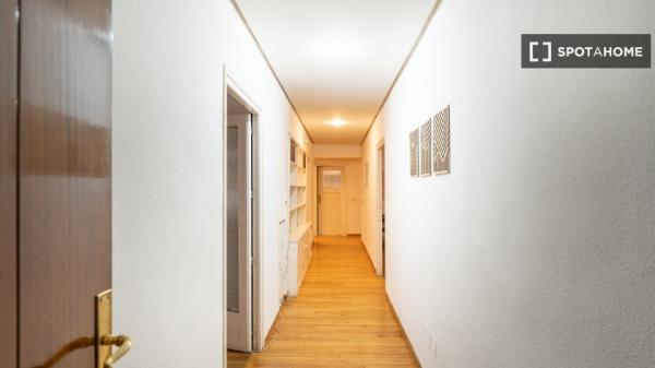 Zimmer zu vermieten in 11-Zimmer-Wohnung in Argüelles, Lissabon