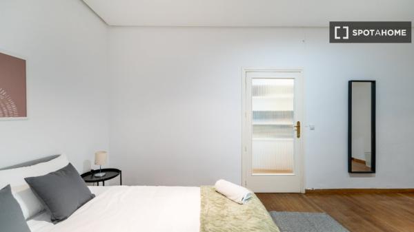 Room for rent in 11-bedroom apartment in Argüelles, Lisbon