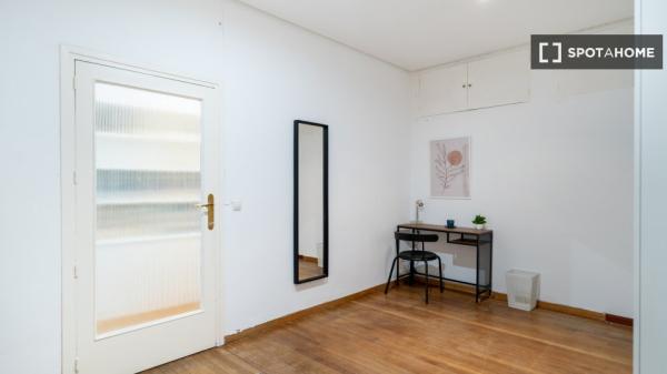 Room for rent in 11-bedroom apartment in Argüelles, Lisbon