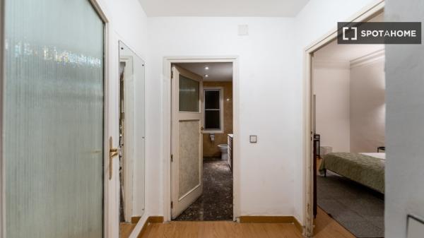 Room for rent in 11-bedroom apartment in Argüelles, Lisbon