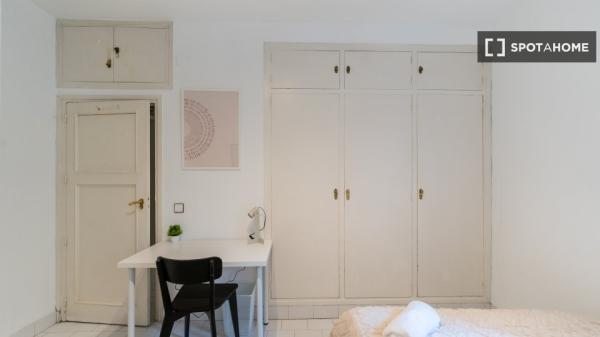 Quarto para alugar em apartamento de 11 quartos em Argüelles, Lisboa