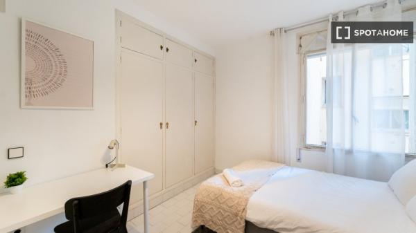 Quarto para alugar em apartamento de 11 quartos em Argüelles, Lisboa