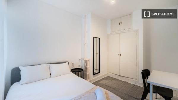 Quarto para alugar em apartamento de 11 quartos em Argüelles, Lisboa