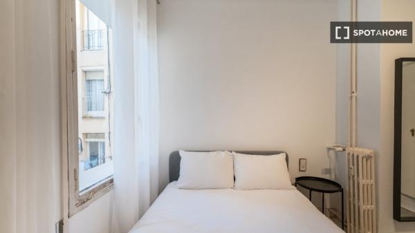 Quarto para alugar em apartamento de 11 quartos em Argüelles, Lisboa