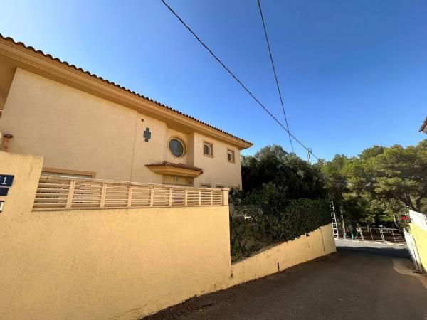 Casa independiente en calle Pinsà