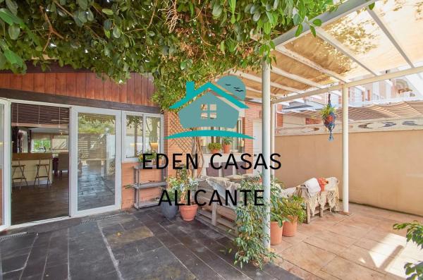 Chalet adosado en calle de Vall de Laguar, 2