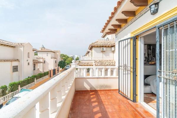 Chalet adosado en calle Castillo de la Torre Grosa, 2