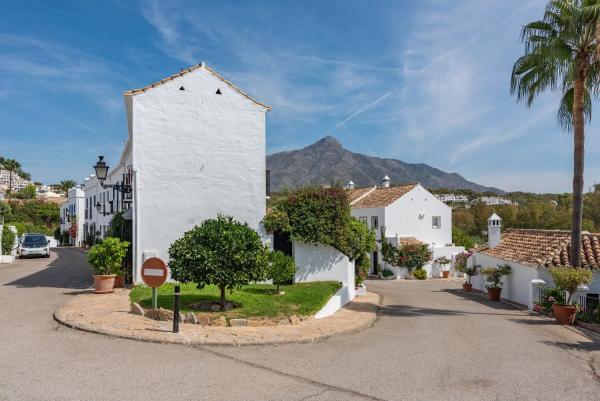 Chalet adosado en calle Aries