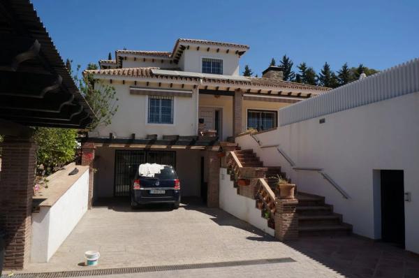 Casa independiente en calle Hortensia