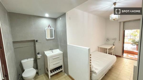 Room for rent in 10-bedroom apartment in Centro, Seville