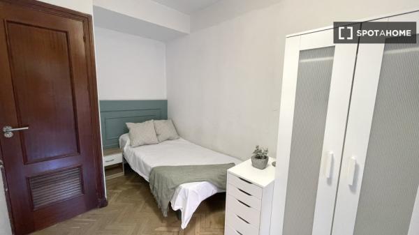 Chambre à louer dans un appartement de 10 chambres à Centro, Séville