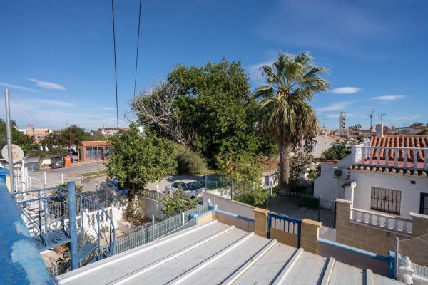 Chalet adosado en calle las Rosas