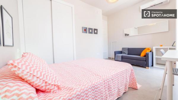 Bedroom in 5-bedroom apartment in Eixample, Valencia