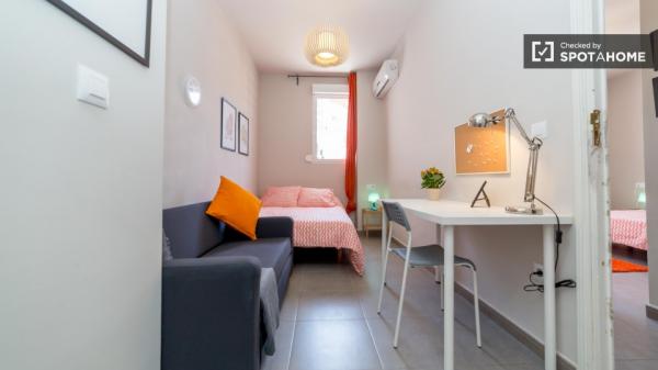 Bedroom in 5-bedroom apartment in Eixample, Valencia